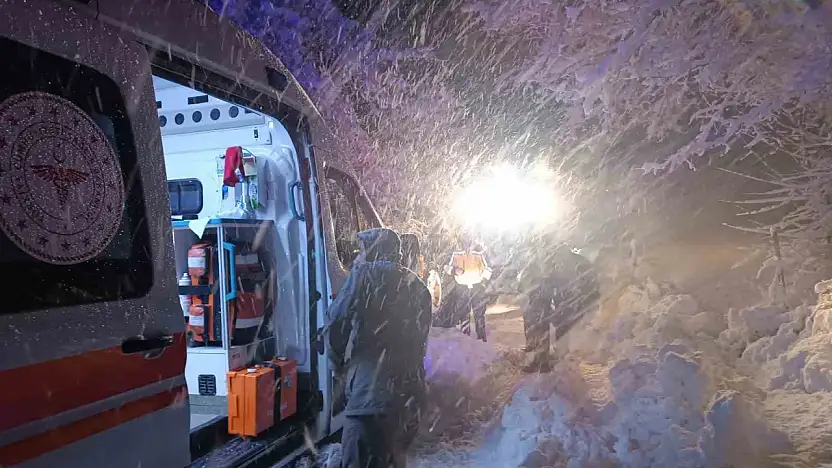 Malatya'da yolda mahsur kalan vatandaşları belediye ekipleri kurtardı