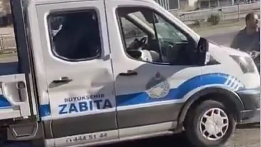 Malatya'da zabıta aracına taşlı saldırı