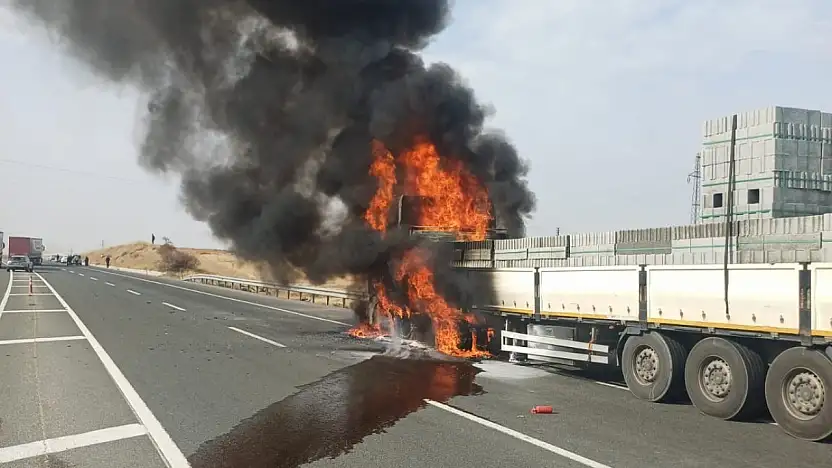 Malatya-Elazığ Karayolu'nda tır yangını