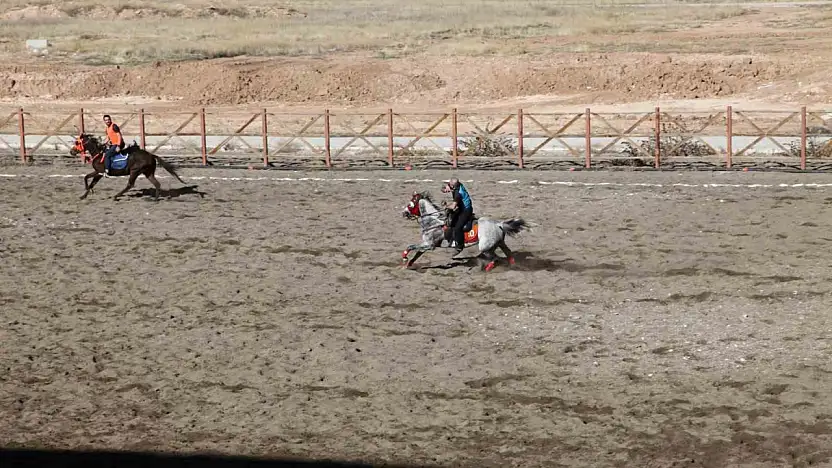 Malatya'nın Yazıhan ilçesinde ata sporu atlı cirit yaşatılıyor