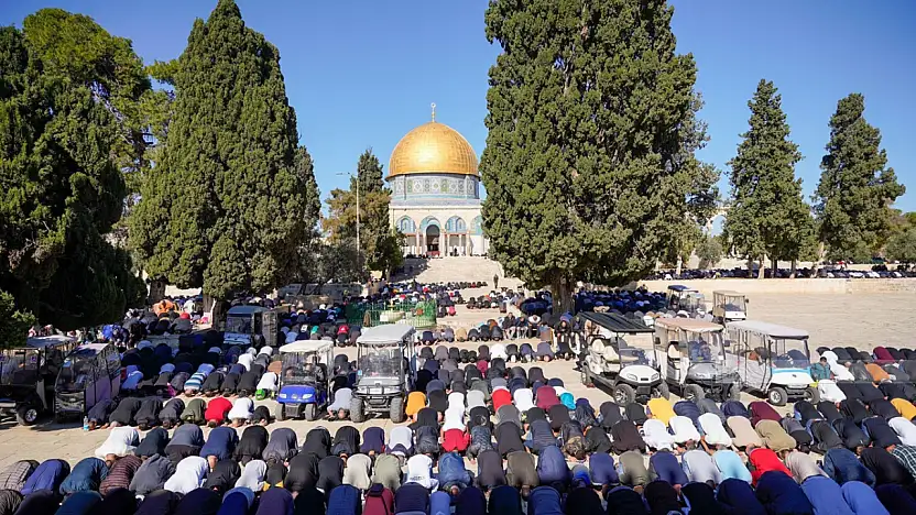 Mescid-i Aksa'da 60 bin kişi Cuma namazı kıldı