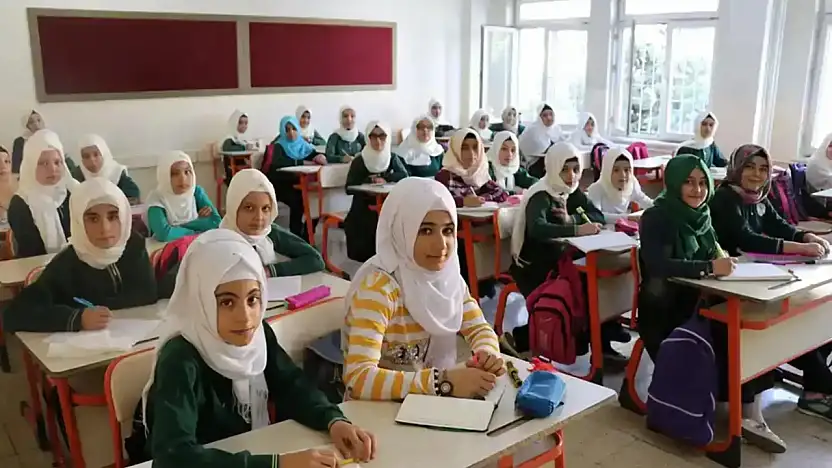 Öğretmenlere de Telefon Yasağı Derslerde Kullanamayacaklar