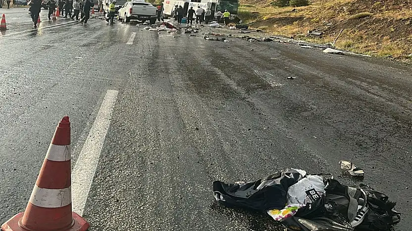 Otobüs Dağa Çarptı Can 3 Ölü 24 Yaralı!