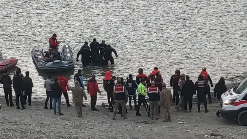 Otomobil Baraja Düştü 3 Ölü