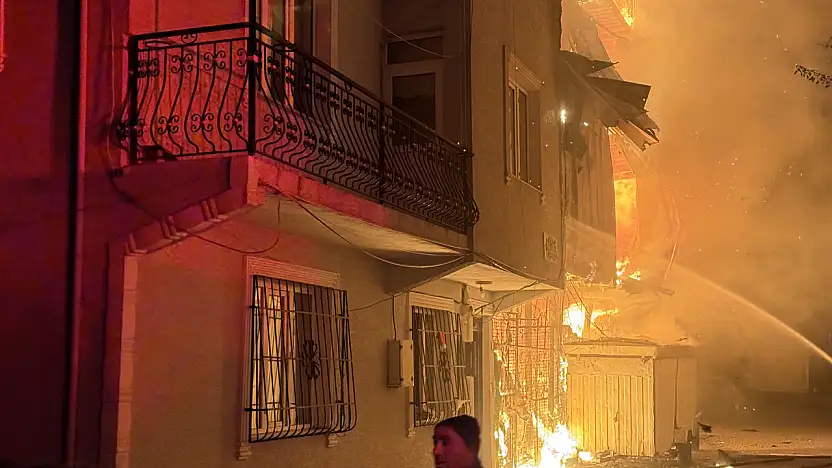 Şehit polisin babasının evi alevlere teslim oldu