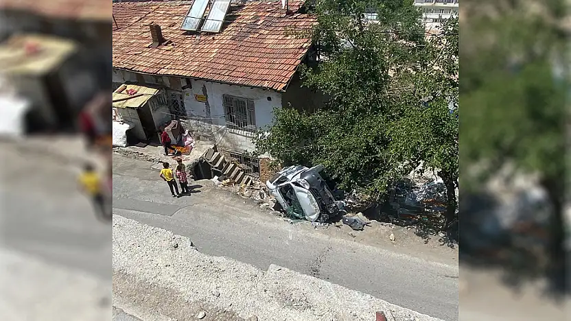 Takla Atan Otomobil Ev Avlusuna Girdi Sürücü Hastaneye Kaldırıldı!
