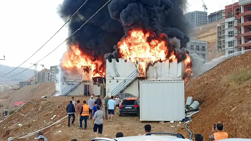 TOKİ Şantiyesinde Yangın 400 Kişilik İşçi Yatağı Küle Döndü