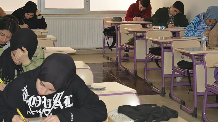 Yapay zekâ öğrenciyi geliştiriyor mu, tembelleştiriyor mu?