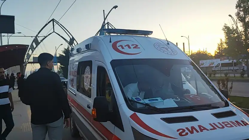 Yeşilyurt'ta Servis Aracı ile Motosiklet Çarpıştı 1 Ağır Yaralı