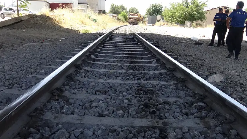 Yolun Karşısına Geçmek İsteyen Yayaya Tren Çarptı!