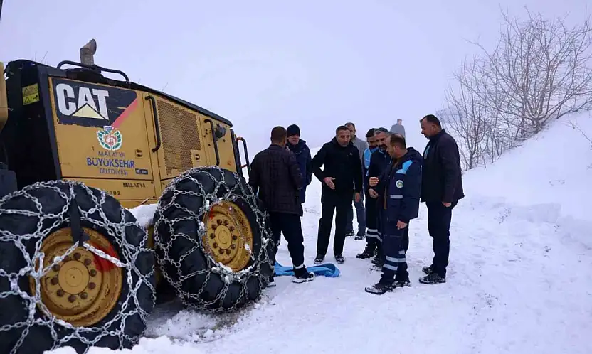 Akçadağ'da kar nedeniyle yoldan çıkan iş makinesi kurtarıldı