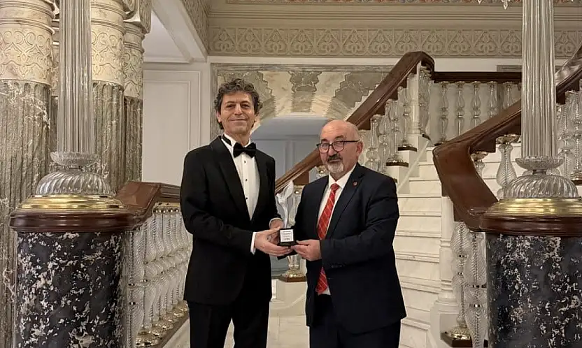 Akif Manaf'a Bir Barış Ödülü Daha: Dünyaca Ünlü Yazar Egeyön Barış Ödülünü Aldı