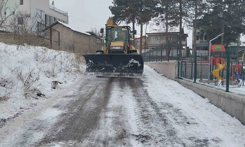 Battalgazi Belediyesi'nden okul bahçelerinde kar temizliği