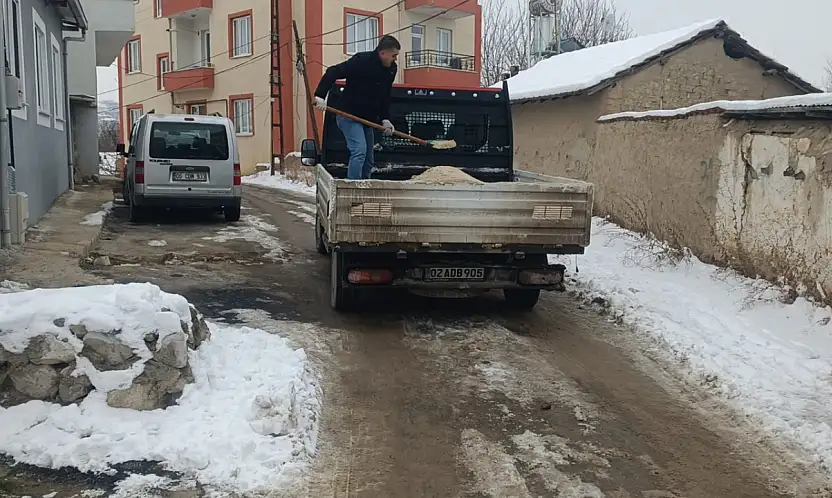 Battalgazi Belediyesi'nin buzlanmaya karşı tuzlama çalışması sürüyor