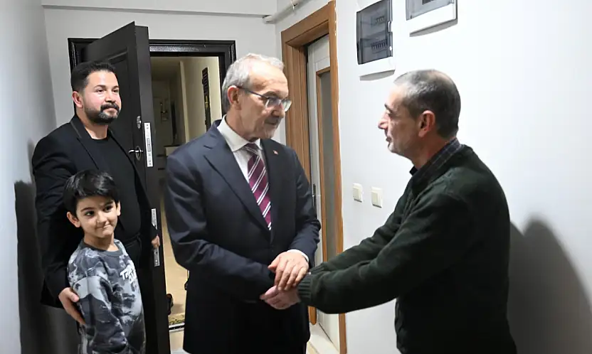 Berat Kandili'nde Acıyı Paylaşan Bir Vali