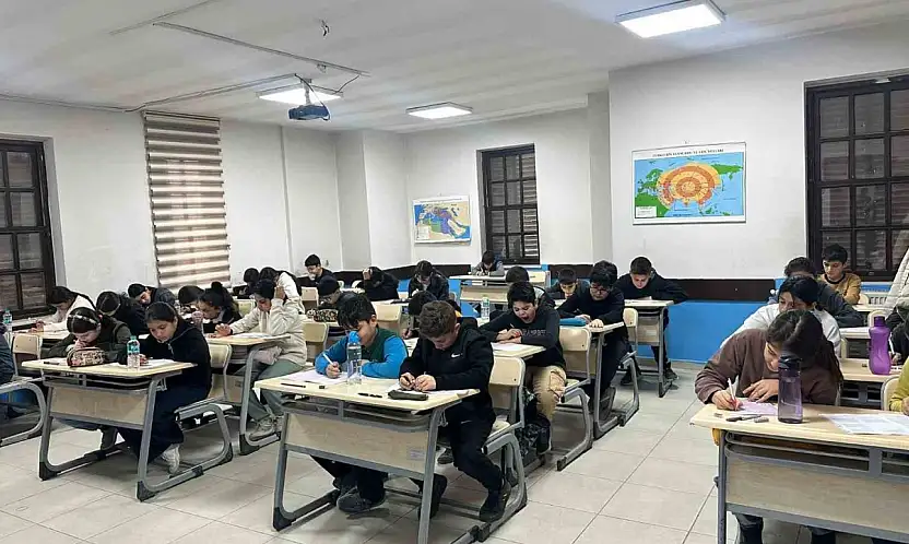 Büyükşehir Eğitim Merkezlerinde yapılan deneme sınavına bin 350 öğrenci katıldı