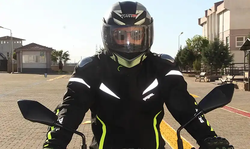 Eldivensiz Motosiklet Sürmek Artık Suç! İşte Yeni Kurallar