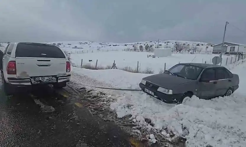 Göreve giden valilik koruma ekibi, yolda kalan vatandaşı kurtardı