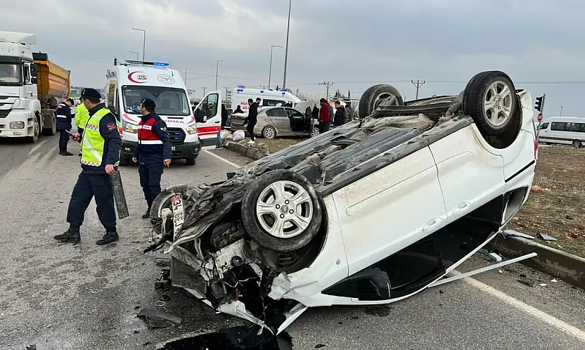 Hafif ticari araç ile otomobil çarpıştı: 6 yaralı