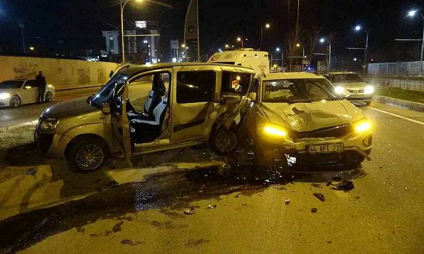 İki aracın kullanılamaz hale geldiği kazayı burunları bile kanamadan atlattılar