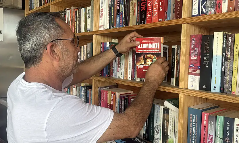 İşlettiği büfede 800 eserlik kütüphane kurdu