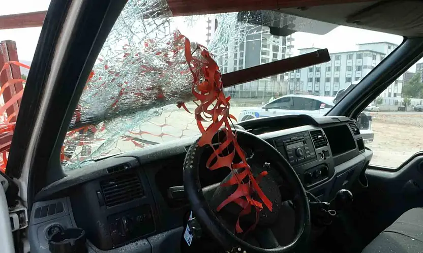 Camı Delen Demir Korkuluk Can Aldı