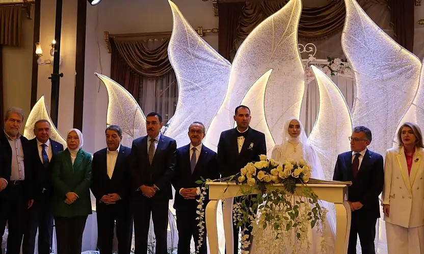 Malatya Büyükşehir Belediye Başkanı Sami Er, kızının nikahını kıydı