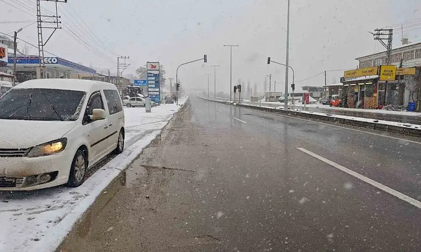 Malatya'da Gürün-Pınarbaşı yolu yoğun kar nedeniyle trafiğe kapatıldı