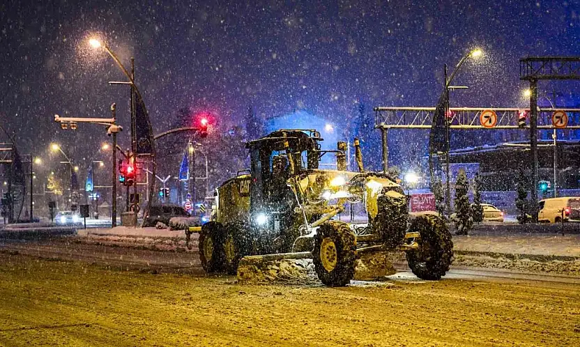 Malatya'da kardan kapanan yollar açılıyor