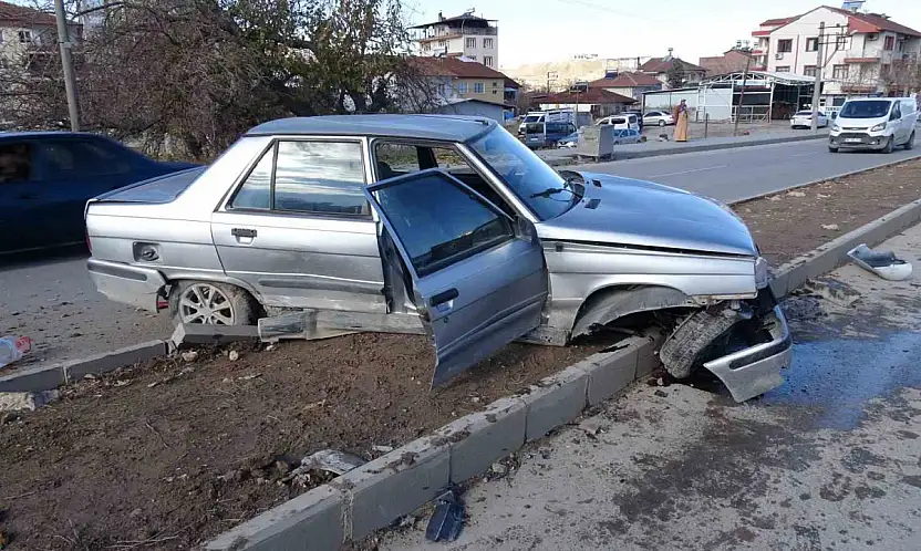 Malatya'da temizlik aracı ile çarpışan araç refüje çıktı