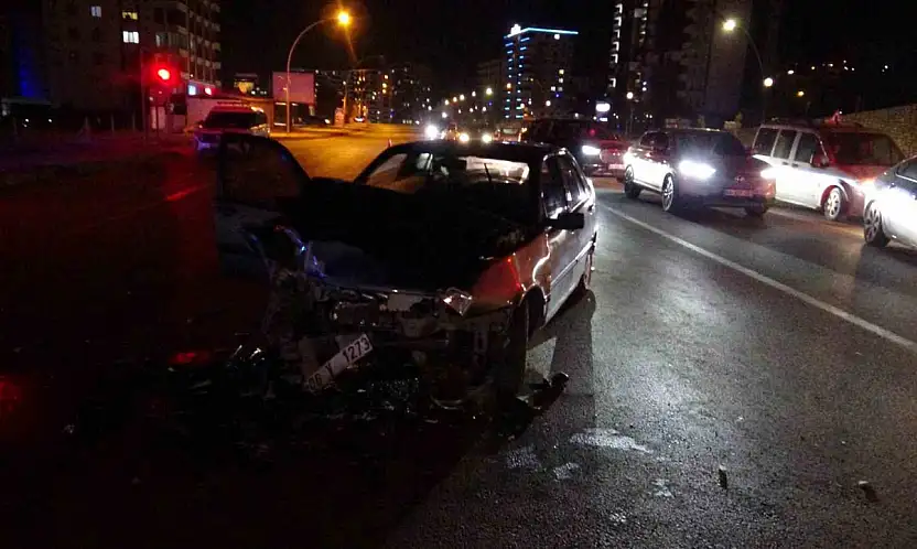 Malatya'da tır ile otomobil çarpıştı: 3 yaralı