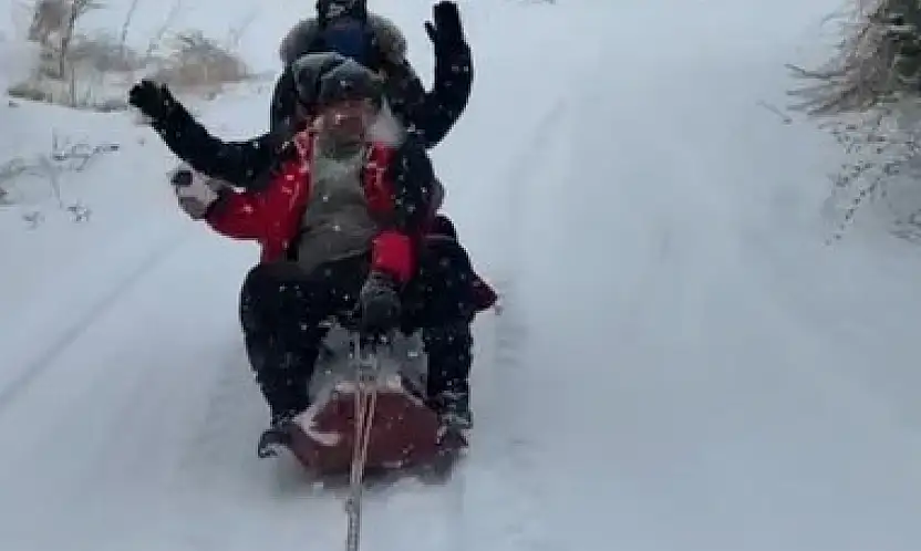 Malatya'da traktör arkasında karda 'sörf'