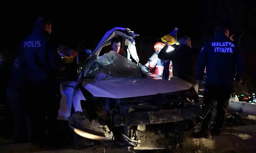 Malatya'da trambüs direğine çarpan araç kağıt gibi dağıldı: 1'i ağır 2 yaralı