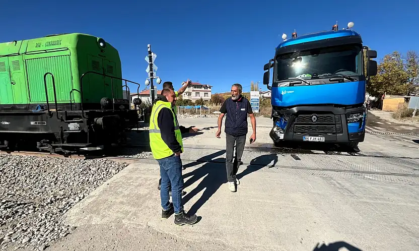 Malatya'da tren tıra çarptı