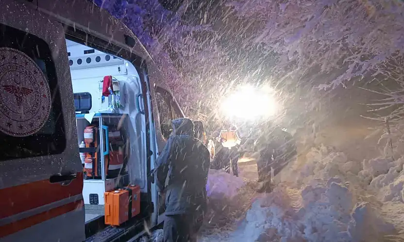 Malatya'da yolda mahsur kalan vatandaşları belediye ekipleri kurtardı