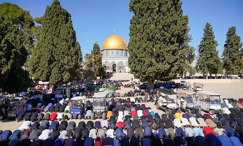 Mescid-i Aksa'da 60 bin kişi Cuma namazı kıldı