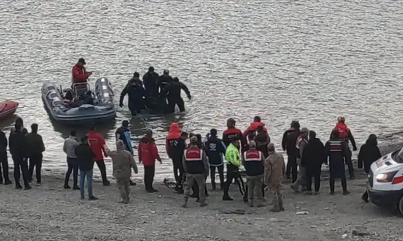 Otomobil Baraja Düştü 3 Ölü