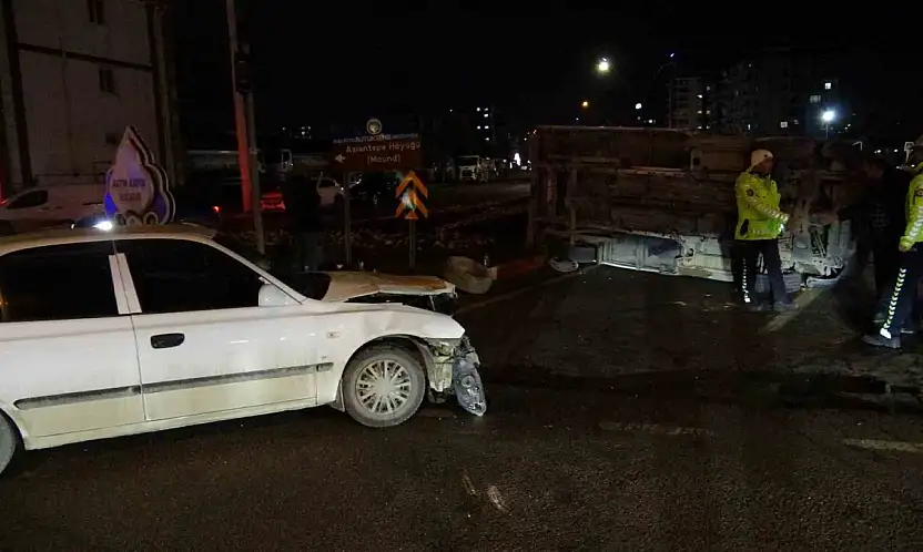 Otomobil ile çarpışan kamyonet devrildi: 1 yaralı