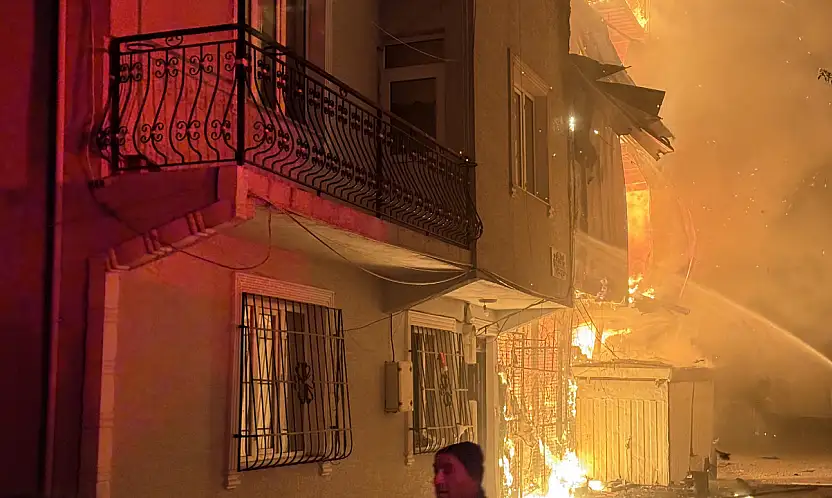 Şehit polisin babasının evi alevlere teslim oldu