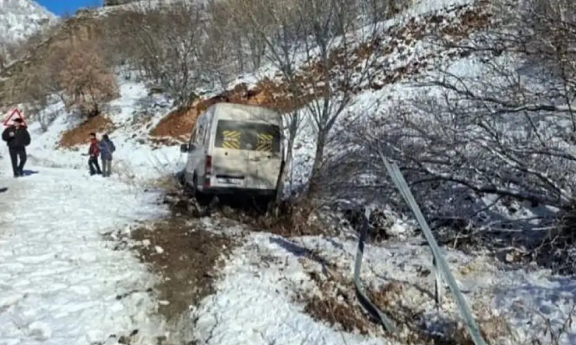 Taraftarları taşıyan minibüs şarampole kaydı