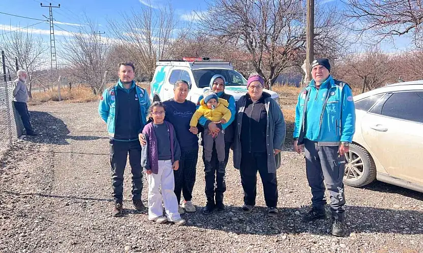 UMKE ekipleri enkazdan kurtardıkları depremzede aileyle 3 yıl sonra buluştu