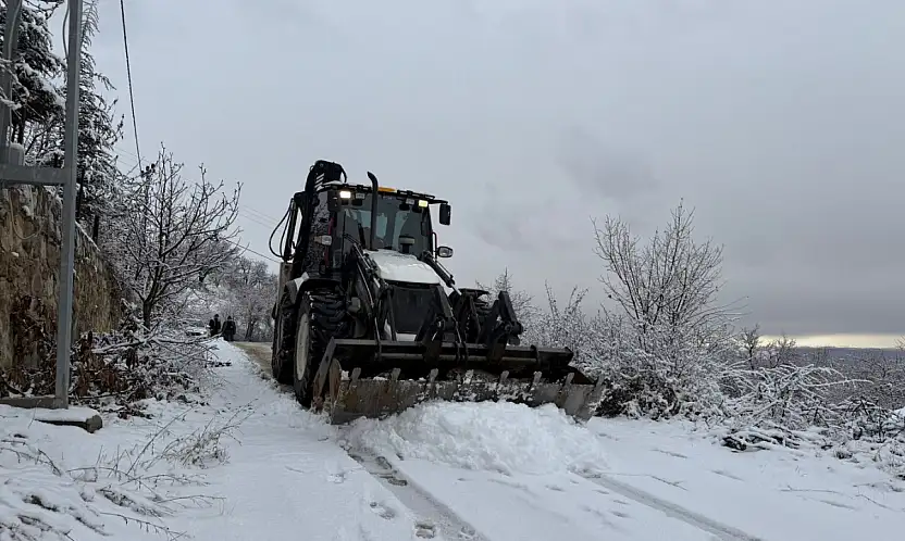 Yeşilyurt Belediyesi karla mücadelede çalışmalarını sürdürüyor