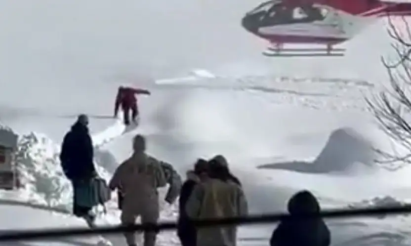 Yolu kapalı mahallede hastalanan bebek, helikopterle hastaneye ulaştırıldı